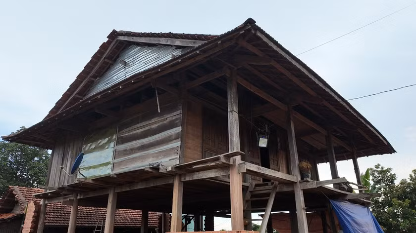 Căn nhà sàn của gia đình anh Hoàng Văn Minh. Ảnh: R.H