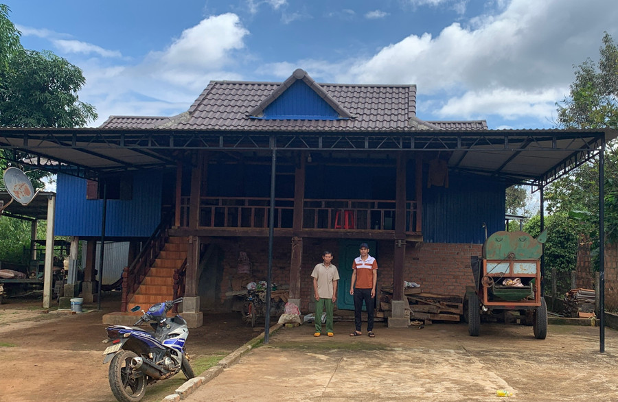 Căn nhà sàn của ông Rơ Châm Hên (bìa trái) được xây dựng cách đây 4 năm.Ảnh: R.H