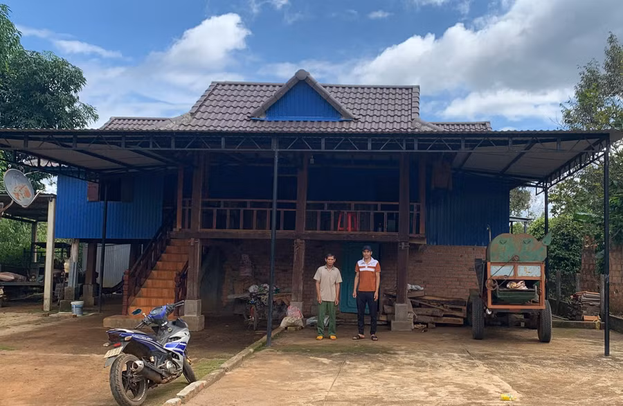 Căn nhà sàn của ông Rơ Châm Hên (bìa trái) được xây dựng cách đây 4 năm.Ảnh: R.H