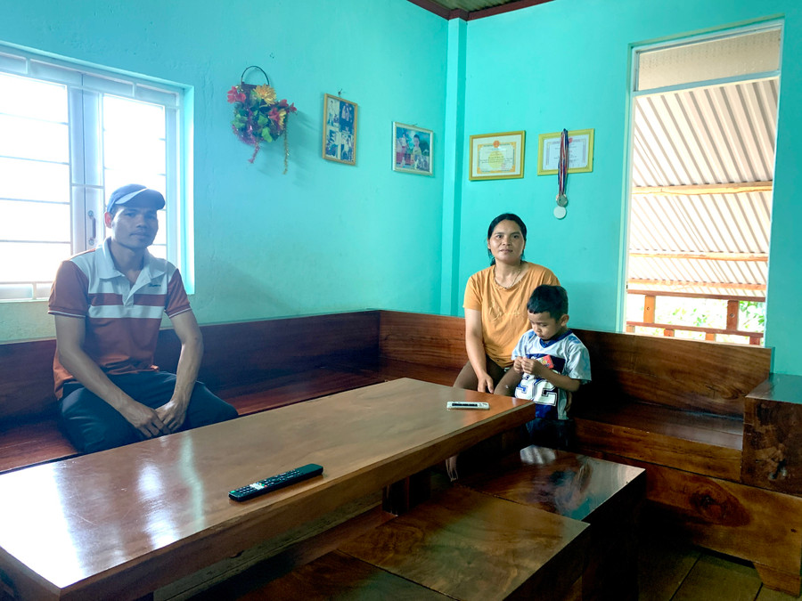 Bên trong phòng khách của căn nhà sàn của chị Rơ Châm Phunh được thiết kế đẹp, lịch sự. Ảnh: R.H