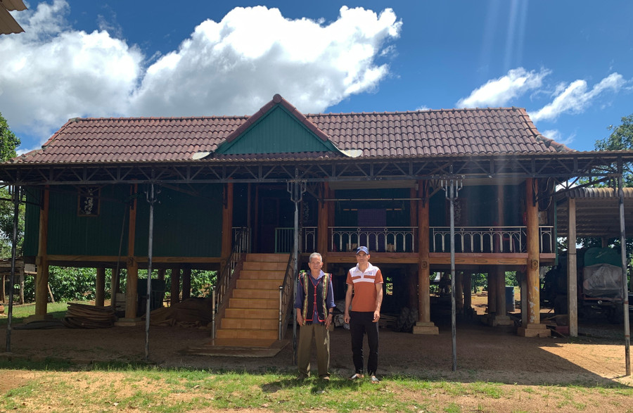 Căn nhà sàn kiểu mới của già làng Rơ Châm Nhing (bìa trái) mang vẻ đẹp mộc mạc, giản dị nhưng không kém sang trọng. Ảnh: R.H
