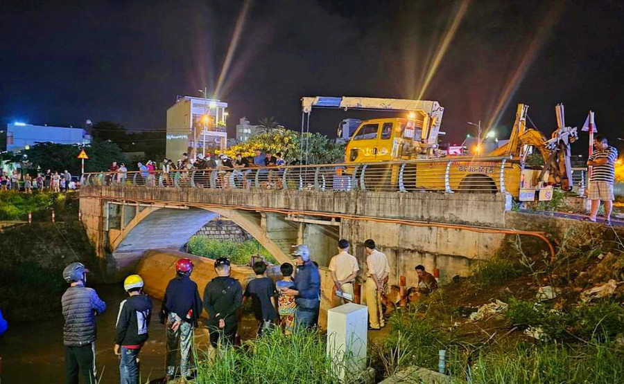 Lực lượng chức năng TP. Pleiku đã xuống hiện trường, điều động phương tiện chuyên dụng trục vớt xe máy. Ảnh: người dân cung cấp