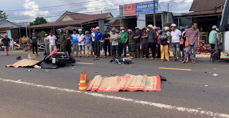 Vụ tai nạn giao thông khiến 2 người trên xe máy tử vong tại chỗ. Ảnh R.H Vụ tai nạn giao thông khiến 2 người trên xe máy tử vong tại chỗ. Ảnh R.H