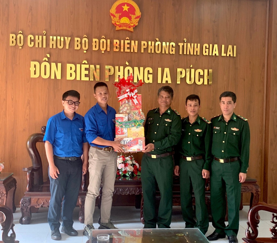 Chi đoàn Báo Gia Lai thăm, chúc Tết Đồn Biên phòng Ia Púch.Ảnh: R'Ô HOK Chi đoàn Báo Gia Lai thăm, chúc Tết Đồn Biên phòng Ia Púch.Ảnh: R'Ô HOK