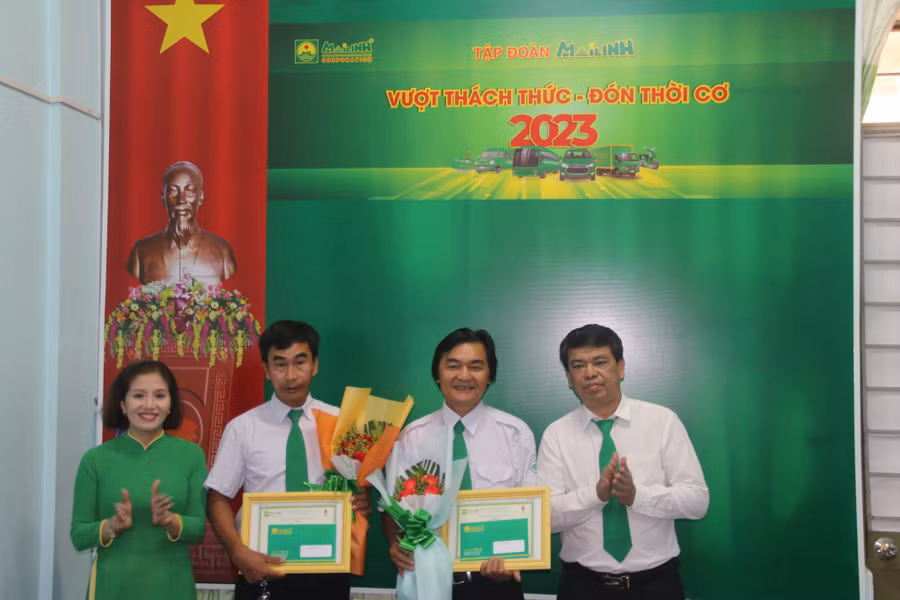 Công ty TNHH Mai Linh Gia Lai tổ chức biểu dương, khen thưởng cho tài xế taxi Bùi Đình Đăng và Nguyễn Hà Trung vì đã có thành tích xuất sắc trong “Phong trào người tốt, việc tốt”. Ảnh: R'Ô HOK