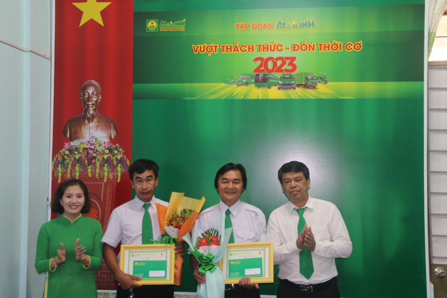 Công ty TNHH Mai Linh Gia Lai tổ chức biểu dương, khen thưởng cho tài xế taxi Bùi Đình Đăng và Nguyễn Hà Trung vì đã có thành tích xuất sắc trong “Phong trào người tốt, việc tốt”. Ảnh: R'Ô HOK