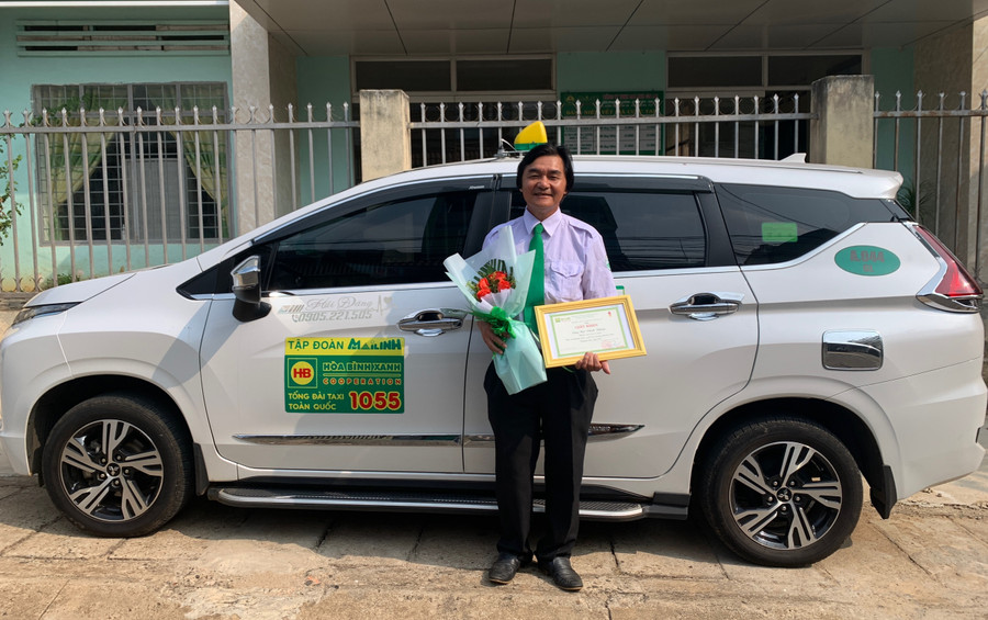 Hơn 16 năm làm tài xế taxi Công ty TNHH Mai Linh Gia Lai, ông Bùi Đình Đăng đã nhiều lần trao trả tài sản cho người đánh rơi. Ảnh: R'Ô HOK