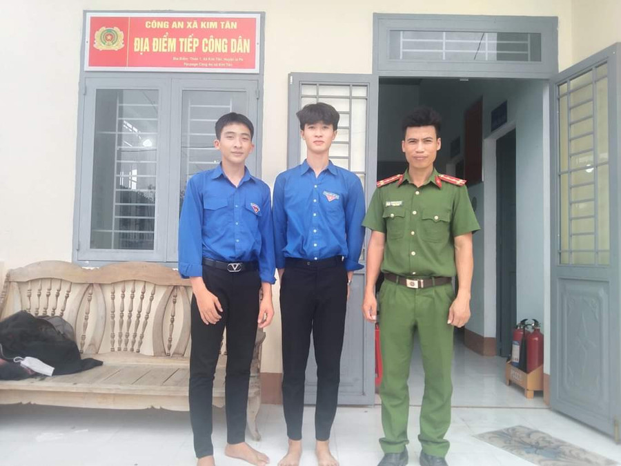 Em Đỗ Quốc Trung (bìa trái) và Nguyễn Thành Luân. Ảnh: Công an xã Kim Tân.