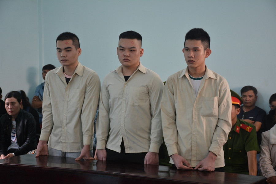 3 đối tượng Kha, Hậu và Huy (từ trái qua) tại phiên tòa.Ảnh: R.H 3 đối tượng Kha, Hậu và Huy (từ trái qua) tại phiên tòa.Ảnh: R.H