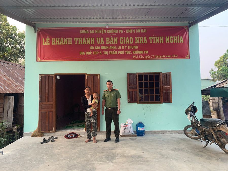 Được Công an huyện Krông Pa và Mạnh Thường Quân phối hợp hỗ trợ, gia đình chị Alê H'Yên có căn nhà mới. Ảnh: R'Ô HOK Được Công an huyện Krông Pa và Mạnh Thường Quân phối hợp hỗ trợ, gia đình chị Alê H'Yên có căn nhà mới. Ảnh: R'Ô HOK