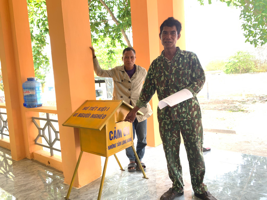 Mô hình “Hũ tiết kiệm vì người nghèo” bố trí tại trụ sở Công an huyện và Công an các xã để cán bộ, chiến sĩ trong đơn vị và người dân đến liên hệ làm việc có thể tham gia đóng góp. Ảnh: R'Ô HOK Mô hình “Hũ tiết kiệm vì người nghèo” bố trí tại trụ sở Công an huyện và Công an các xã để cán bộ, chiến sĩ trong đơn vị và người dân đến liên hệ làm việc có thể tham gia đóng góp. Ảnh: R'Ô HOK