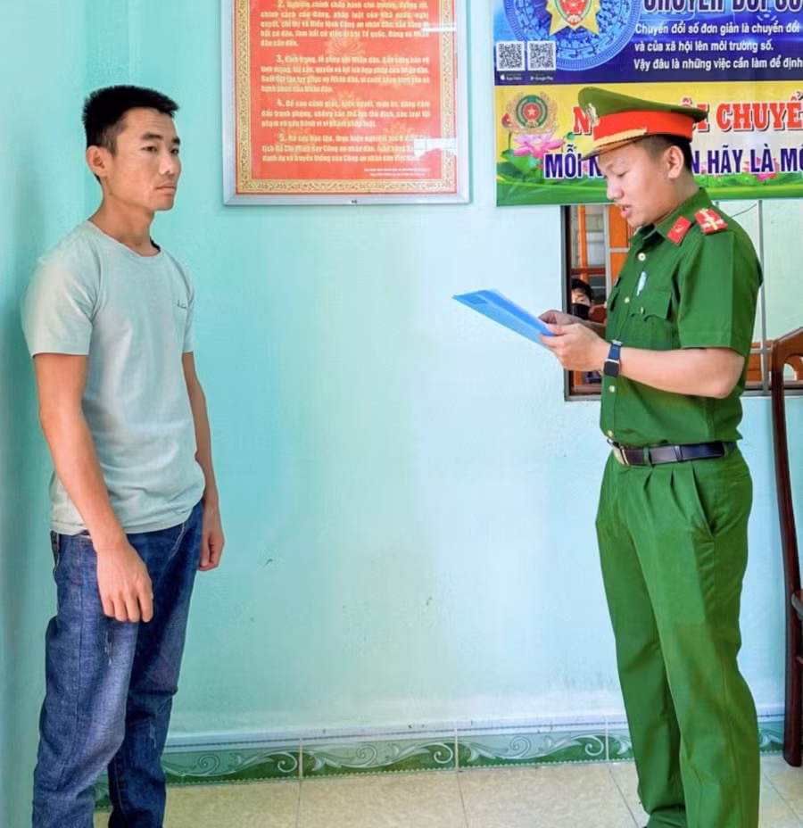 Cơ quan Cảnh sát Điều tra Công an thị xã An Khê thi hành lệnh bắt bị can để tạm giam đối với Trần Trọng Nghĩa. Ảnh: Công an thị xã An Khê