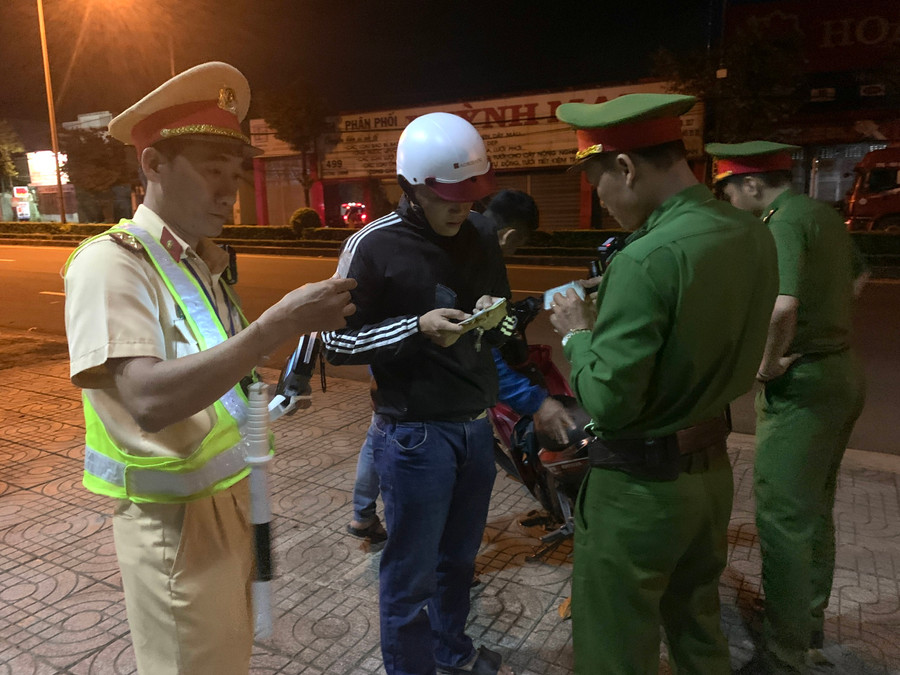 Công an TP. Pleiku kiểm tra giấy tờ tùy thân của người điều khiển phương tiện tham gia giao thông.Ảnh: R'Ô HOK Công an TP. Pleiku kiểm tra giấy tờ tùy thân của người điều khiển phương tiện tham gia giao thông.Ảnh: R'Ô HOK