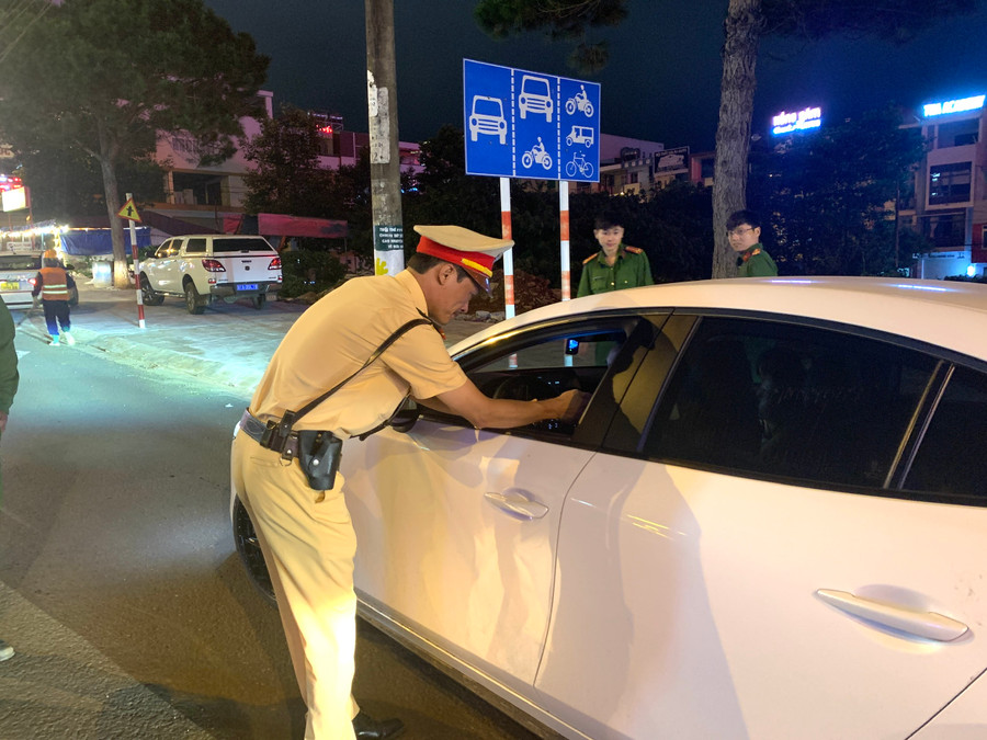 Công an TP.Pleiku kiểm tra nồng độ cồn với người điều khiển phương tiện tham gia giao thông . Ảnh: R'Ô HOK Công an TP.Pleiku kiểm tra nồng độ cồn với người điều khiển phương tiện tham gia giao thông . Ảnh: R'Ô HOK