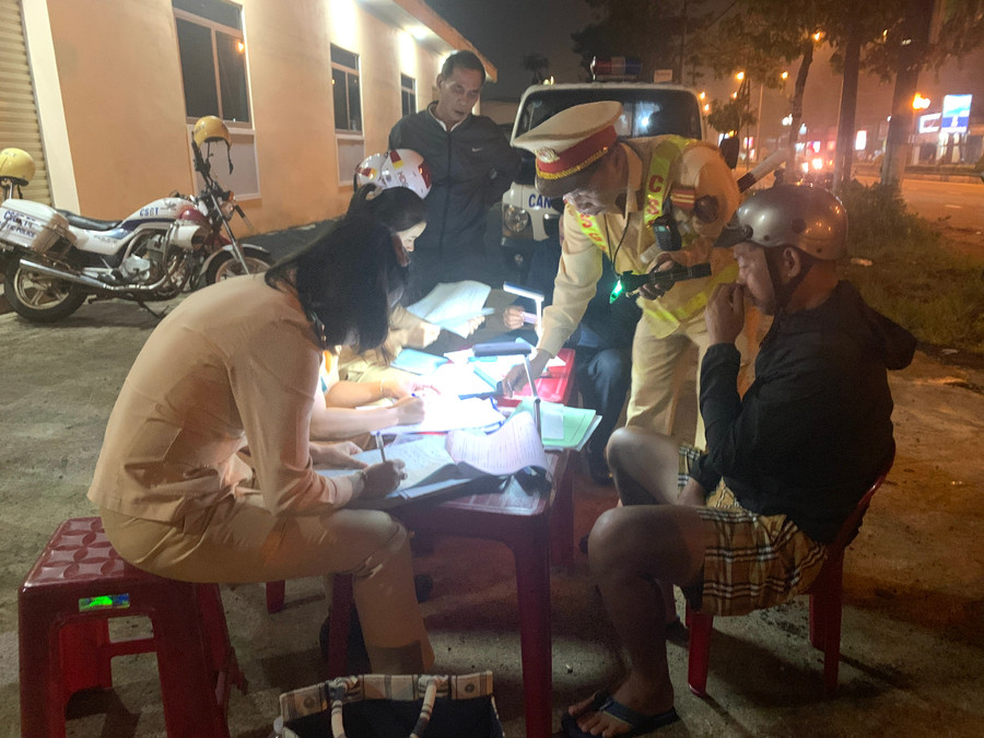 Lực lượng chức năng lập biên bản các trường hợp vi phạm về trật tự an toàn giao thông. Ảnh: R'Ô HOK Lực lượng chức năng lập biên bản các trường hợp vi phạm về trật tự an toàn giao thông. Ảnh: R'Ô HOK