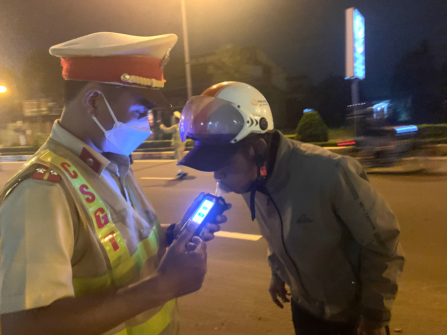 Lực lượng Cảnh sát giao thông Công an TP. Pleiku kiểm tra nồng độ cồn người điều khiển phương tiện tham gia giao thông. Ảnh: R'Ô HOK Lực lượng Cảnh sát giao thông Công an TP. Pleiku kiểm tra nồng độ cồn người điều khiển phương tiện tham gia giao thông. Ảnh: R'Ô HOK