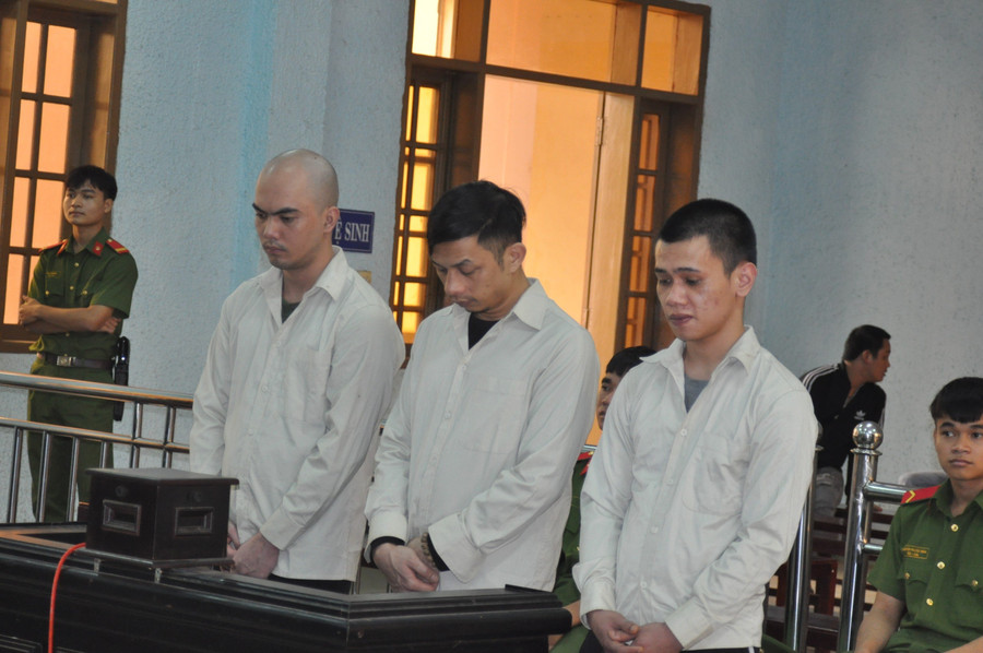Các bị cáo Nguyễn Tất Vũ, Trần Hữu Trọng và Lê Phương Nam (từ trái qua). Ảnh: R'Ô HOK Các bị cáo Nguyễn Tất Vũ, Trần Hữu Trọng và Lê Phương Nam (từ trái qua). Ảnh: R'Ô HOK