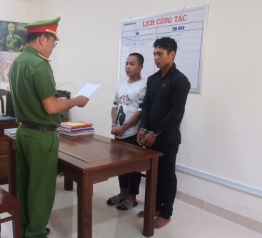 Cơ quan Cảnh sát Điều tra Công an huyện Ia Pa đọc lệnh bắt bị can để tạm giam Nay Tú và Rah Lan Tanh. Ảnh: Công an huyện Ia Pa