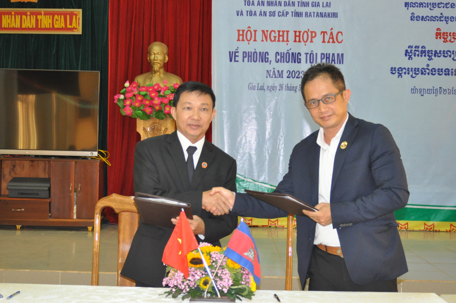 Lãnh đạo Tòa án hai tỉnh đã ký kết biên bản ghi nhớ về sự hợp tác năm 2023. Ảnh: R'Ô HOK