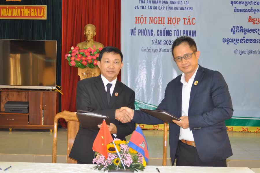 Lãnh đạo Tòa án hai tỉnh đã ký kết biên bản ghi nhớ về sự hợp tác năm 2023. Ảnh: R'Ô HOK