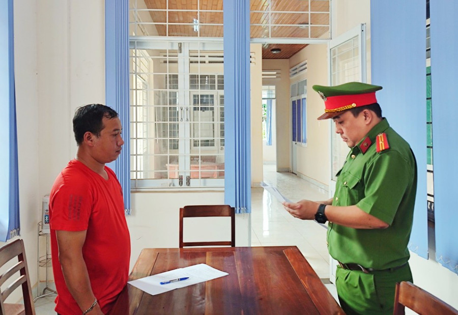 Cơ quan Cảnh sát Điều tra Công an huyện Đak Đoa đã ra quyết định khởi tố vụ án, khởi tố bị can, ra lệnh cấm đi khỏi nơi cư trú đối với Nguyễn Tiến Đức (bìa trái). Ảnh: cơ quan Công an
