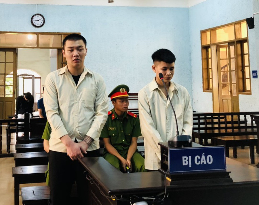 Bị cáo Nguyễn Văn Giang (bìa trái) và Nguyễn Văn Điệp tại phiên tòa. Ảnh: R'Ô HOK