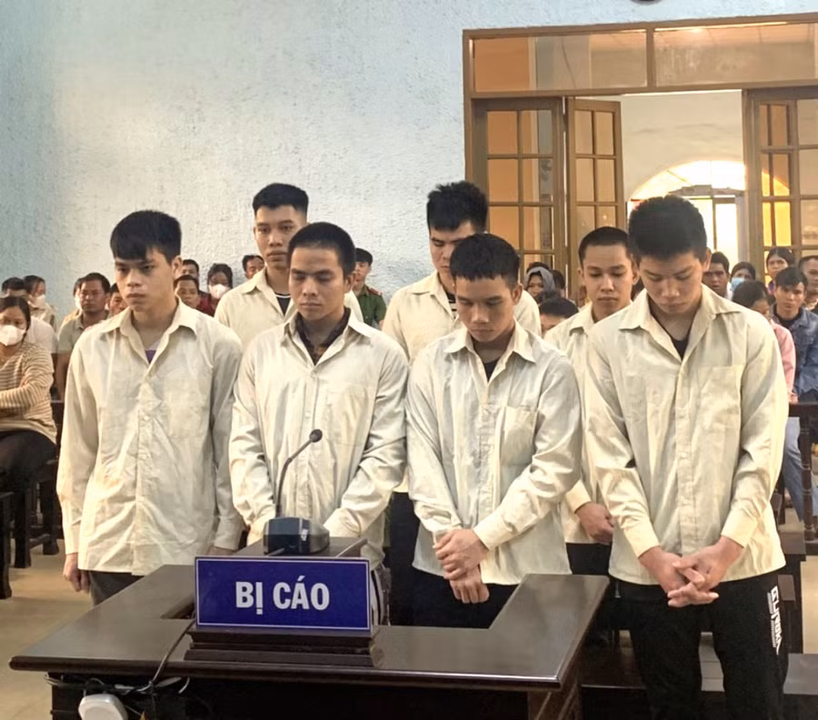 Các bị cáo tại phiên toà. Ảnh: R'Ô HOK