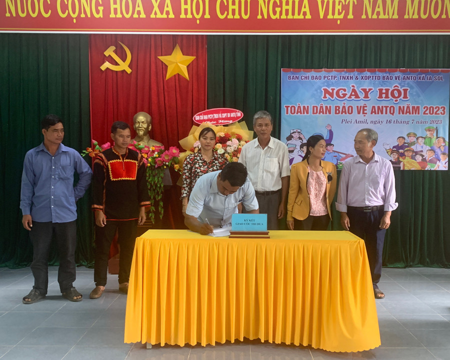 Hệ thống chính trị các thôn, làng ký cam kết giao ước thi đua thực hiện xây dựng khu dân cư đạt tiêu chuẩn an toàn về an ninh trật tự năm 2023 và các năm tiếp theo. Ảnh: R&apos;Ô HOK