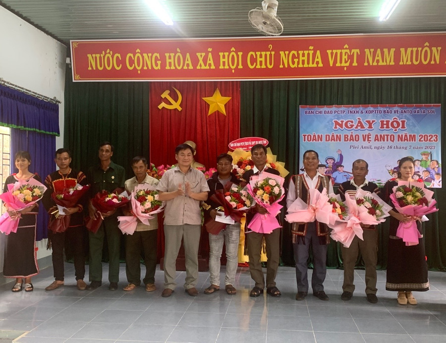 Tổng Biên tập Báo Gia Lai Huỳnh Kiên trao tặng 10 suất quà của Ban Chỉ đạo tỉnh cho các hộ gia đình tiêu biểu trong phong trào toàn dân bảo vệ an ninh Tổ quốc. Ảnh: R'Ô HOK