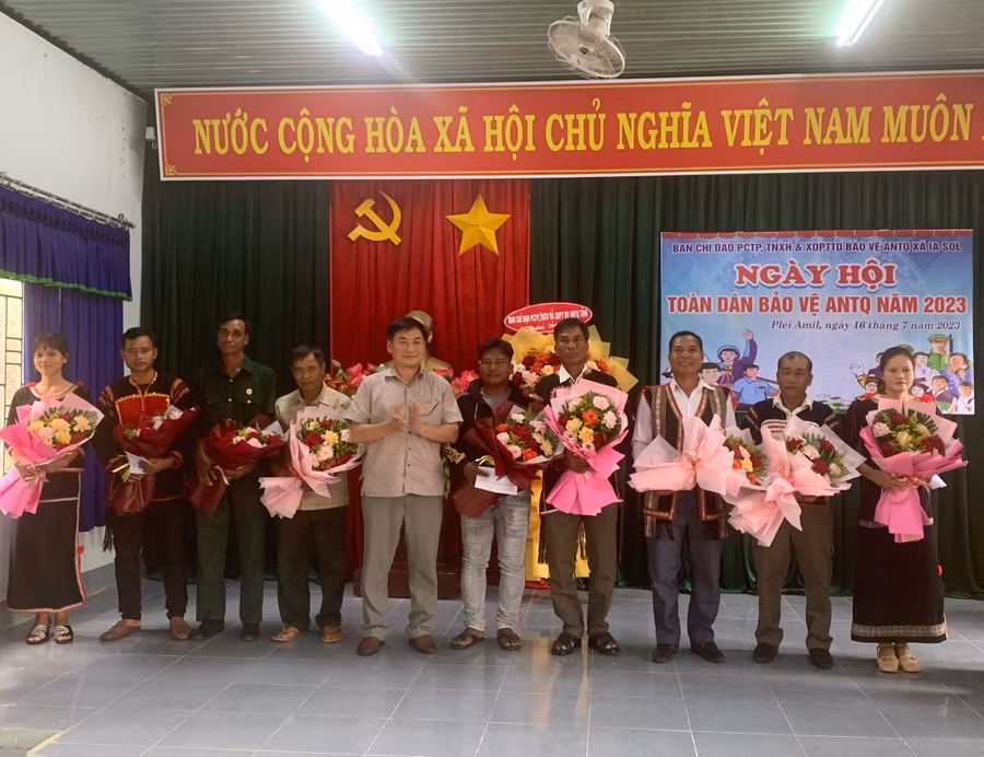 Tổng Biên tập Báo Gia Lai Huỳnh Kiên trao tặng 10 suất quà của Ban Chỉ đạo tỉnh cho các hộ gia đình tiêu biểu trong phong trào toàn dân bảo vệ an ninh Tổ quốc. Ảnh: R'Ô HOK