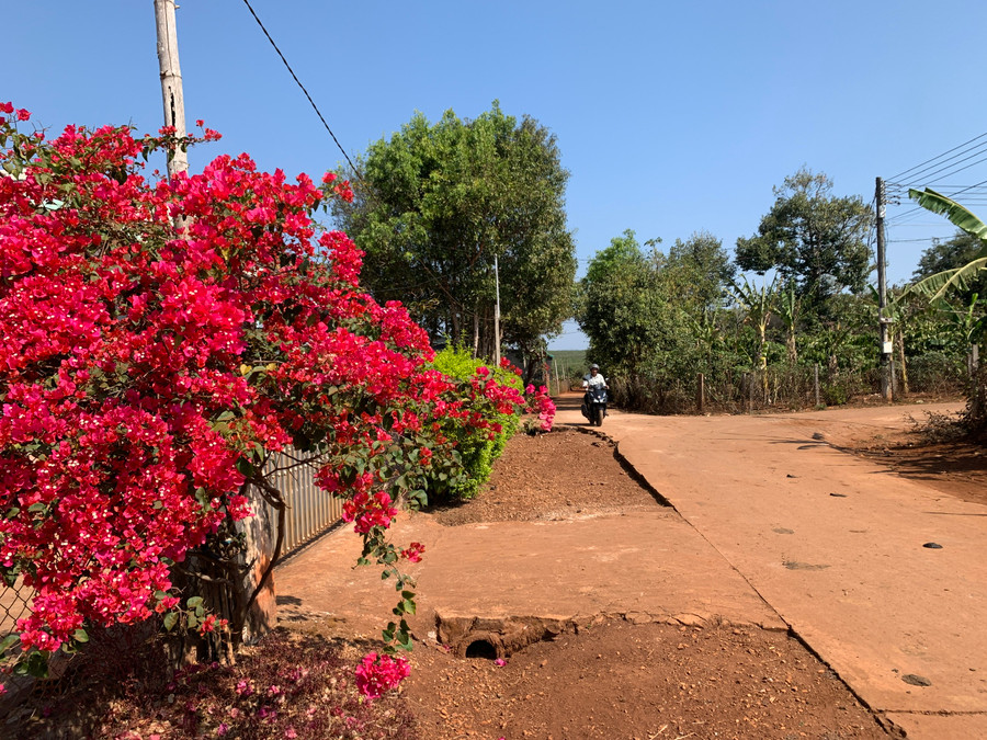 Một góc đường tại làng Mrăh, xã Kdang.Ảnh: R.H Một góc đường tại làng Mrăh, xã Kdang.Ảnh: R.H