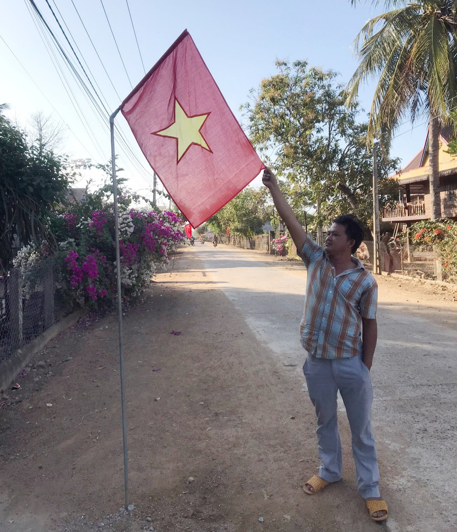 Việc treo cờ Tổ quốc vào ngày Tết đã đi vào nề nếp của người dân xã Ia Yeng.Ảnh: R.H Việc treo cờ Tổ quốc vào ngày Tết đã đi vào nề nếp của người dân xã Ia Yeng.Ảnh: R.H