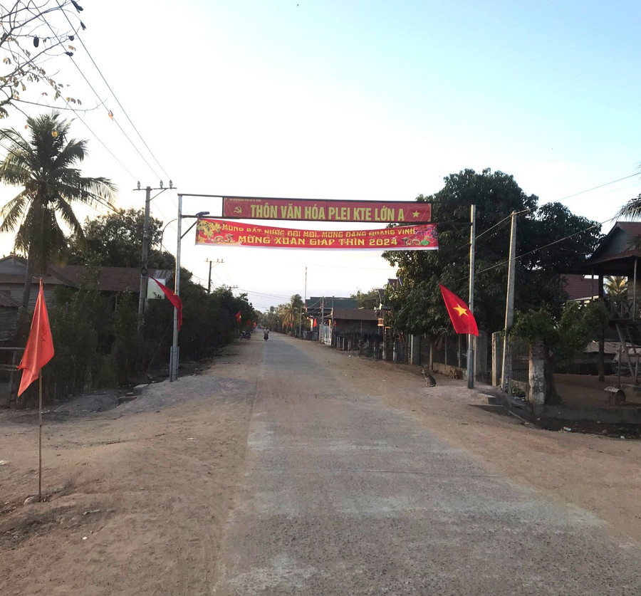 Những ngày này, hai bên trục đường bê tông tại xã Ia Yeng (huyện Phú Thiện) được treo cờ Tổ quốc.Ảnh: R.H Những ngày này, hai bên trục đường bê tông tại xã Ia Yeng (huyện Phú Thiện) được treo cờ Tổ quốc.Ảnh: R.H