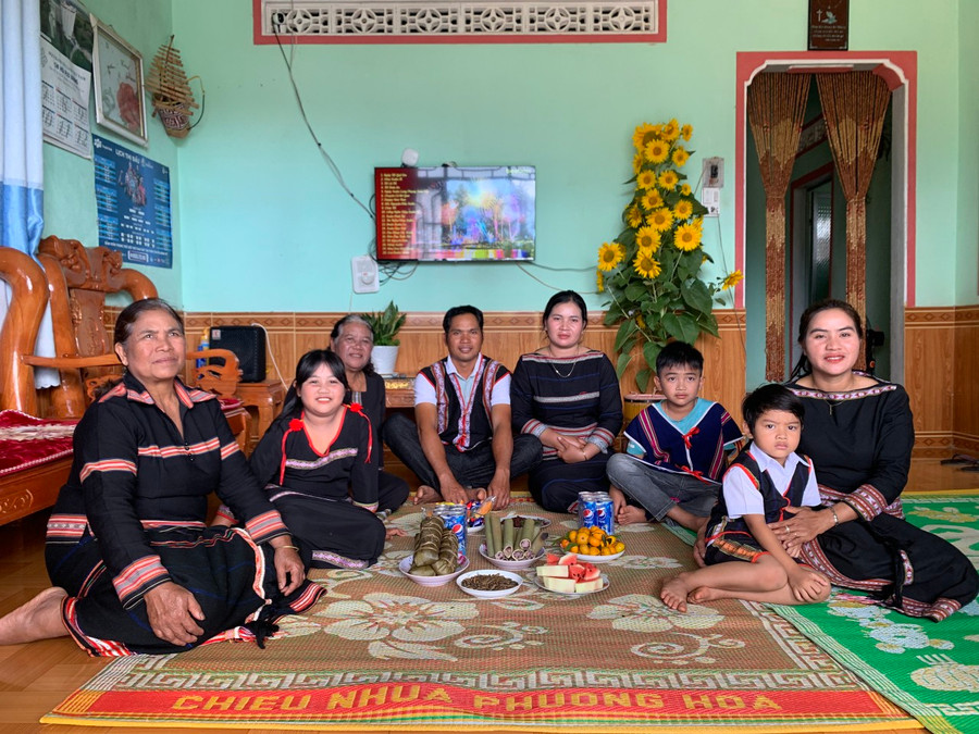 Gia đình chị Ksor H'Hương (làng Klah 2, xã Ia Dêr, huyện Ia Grai) mặc đồ truyền thống đón Tết cùng người thân trong gia đình.Ảnh R.H Gia đình chị Ksor H'Hương (làng Klah 2, xã Ia Dêr, huyện Ia Grai) mặc đồ truyền thống đón Tết cùng người thân trong gia đình.Ảnh R.H