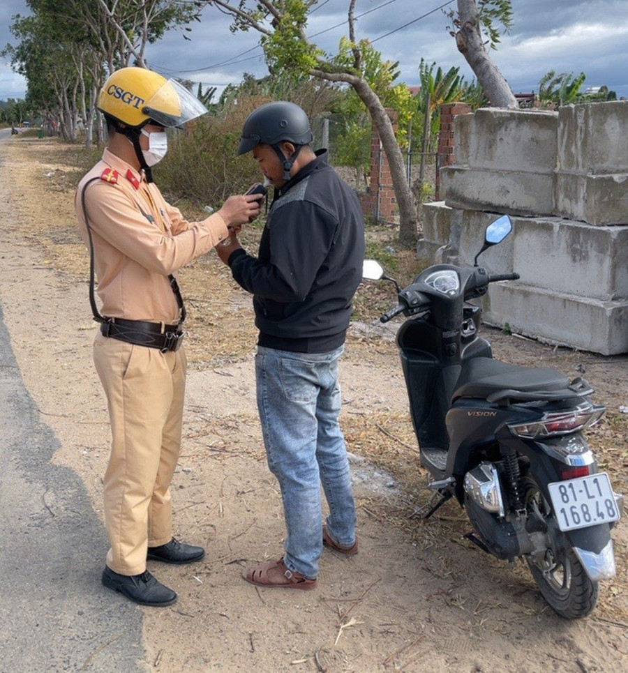 Công an huyện Ia Pa kiểm tra nồng độ cồn người điều khiển phương tiện giao thông. Ảnh: R.H