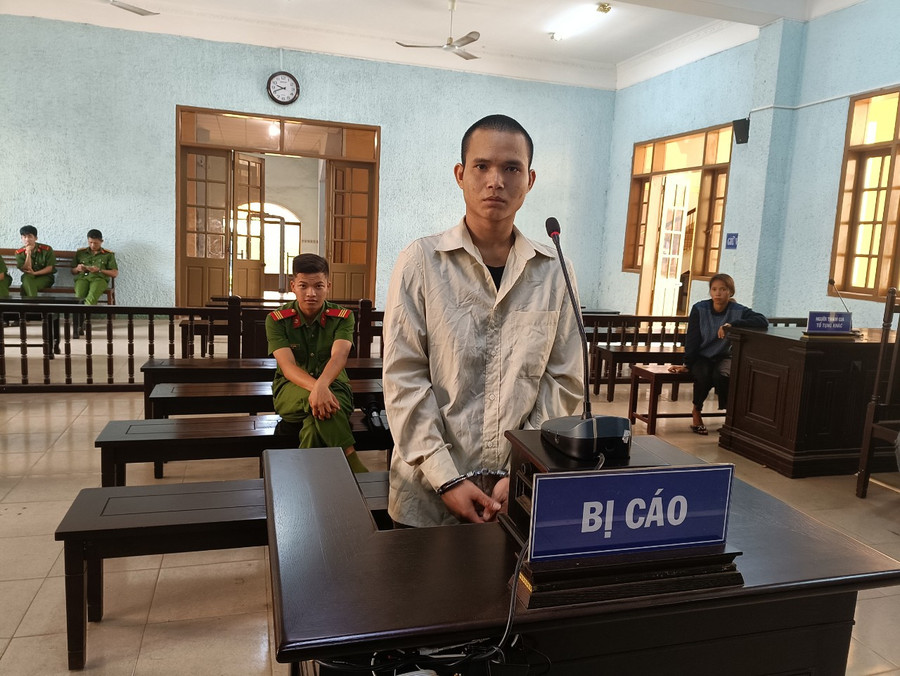 Bị cáo Rơ Mah Huyit tại phiên toà. Ảnh: R'Ô HOK