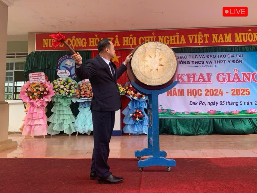 Phó Chủ tịch UBND tỉnh Dương Mah Tiệp đánh trống khai giảng năm học mới tại Trường THCS và THPT Y Đôn. Ảnh: R’Ô HOK Phó Chủ tịch UBND tỉnh Dương Mah Tiệp đánh trống khai giảng năm học mới tại Trường THCS và THPT Y Đôn. Ảnh: R’Ô HOK