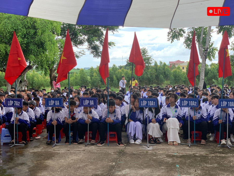 Quang cảnh lễ khai giảng năm học mới tại Trường THCS và THPT Y Đôn (huyện Đak Pơ).Ảnh: R'Ô HOK Quang cảnh lễ khai giảng năm học mới tại Trường THCS và THPT Y Đôn (huyện Đak Pơ).Ảnh: R'Ô HOK