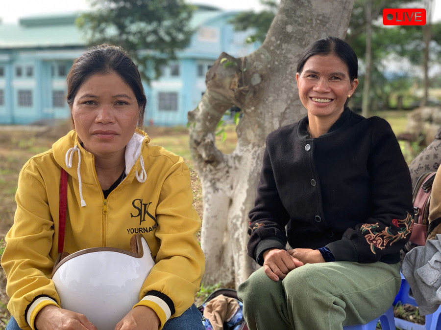 Năm học mới, bà Đinh Thị Ana (bìa phải, trú xã Yang Bắc, huyện Đak Pơ) mong muốn toàn thể các học sinh chăm ngoan, học giỏi để không phụ sự kỳ vọng của gia đình, thầy cô.Ảnh: R'Ô HOK Năm học mới, bà Đinh Thị Ana (bìa phải, trú xã Yang Bắc, huyện Đak Pơ) mong muốn toàn thể các học sinh chăm ngoan, học giỏi để không phụ sự kỳ vọng của gia đình, thầy cô.Ảnh: R'Ô HOK
