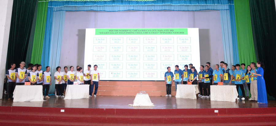 Tham gia hội thi có sự góp mặt của gần 200 vận động viên đến từ 19 Tổ liên gia an toàn phòng cháy, chữa cháy thuộc các xã, phường trên địa bàn thành phố.