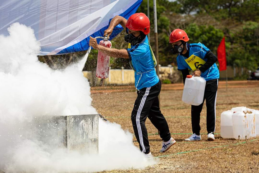 Các thành viên “Tổ liên gia an toàn phòng cháy, chữa cháy” tại huyện Đak Đoa đã thể hiện được những kiến thức, kỹ năng cơ bản về phòng cháy, chữa cháy và cứu nạn, cứu hộ.