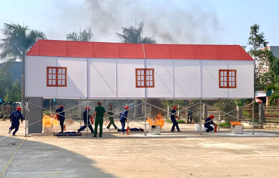 Ngày 25-4, UBND huyện Chư Sê cũng đã tổ chức Hội thi nghiệp vụ chữa cháy và cứu nạn, cứu hộ "Tổ liên gia an toàn phòng cháy, chữa cháy" huyện Chư Sê năm 2024.