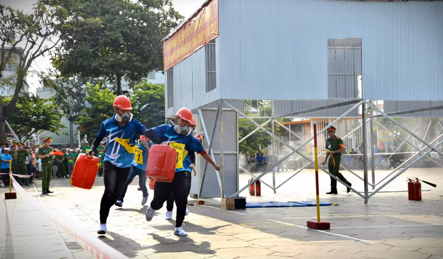 Các đội thi trải qua 2 phần thi lý thuyết và thực hành. Trong phần thi lý thuyết, các đội trả lời câu hỏi về kiến thức phòng cháy, chữa cháy và cứu nạn, cứu hộ. Tại phần thực hành, các đội tham gia chữa cháy, cứu người và di chuyển tài sản đối với loại hình nhà ở kết hợp sản xuất, kinh doanh.