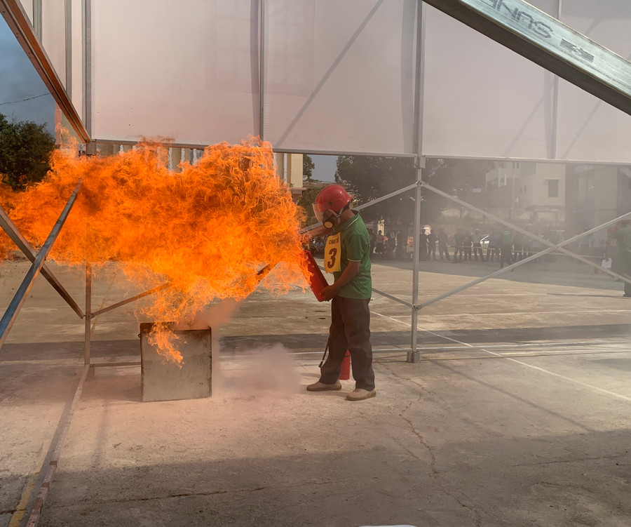 Phần thi thực hành, các đội thể hiện kỹ năng chữa cháy, cứu người theo các tình huống giả định do Ban tổ chức đưa ra.