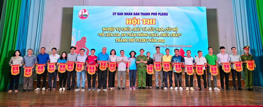 Vào ngày 15-4, UBND TP. Pleiku tổ chức Hội thi nghiệp vụ chữa cháy và cứu nạn cứu hộ “Tổ liên gia an toàn phòng cháy chữa cháy” TP. Pleiku năm 2024.
