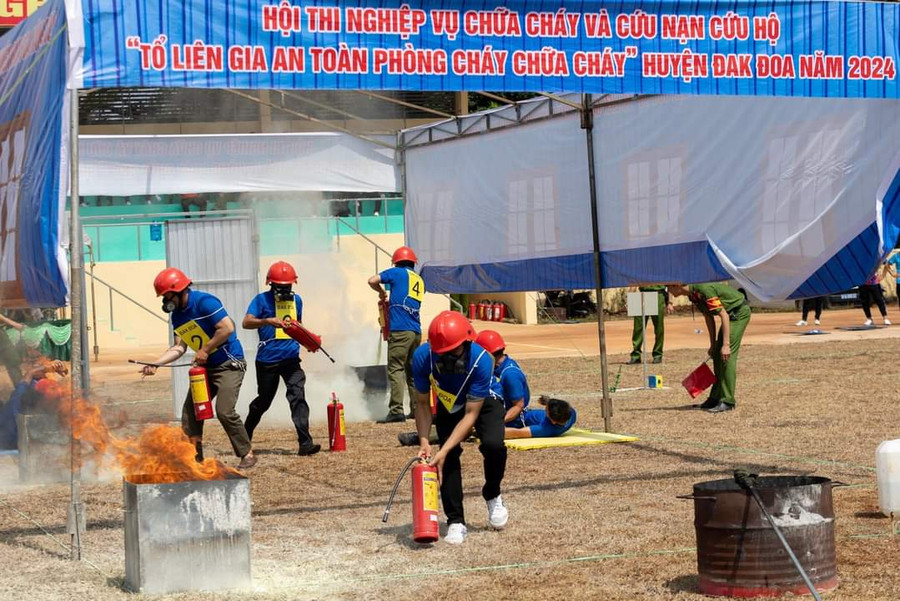 Tiếp đó, ngày 6-5, Hội thi nghiệp vụ chữa cháy và cứu nạn cứu hộ &quot;Tổ liên gia an toàn phòng cháy chữa cháy&quot; huyện Đak Đoa năm 2024 đã diễn ra sôi nổi, hấp dẫn với sự tranh tài của 6 đội thi.