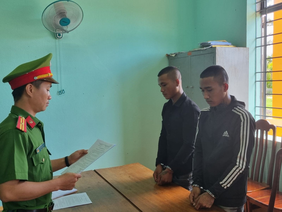 Công an huyện Chư Pưh đọc lệnh bắt bị can để tạm giam Ksor Yun (bìa phải) và Ksor Thul. Ảnh: Công an huyện Chư Pưh Công an huyện Chư Pưh đọc lệnh bắt bị can để tạm giam Ksor Yun (bìa phải) và Ksor Thul. Ảnh: Công an huyện Chư Pưh