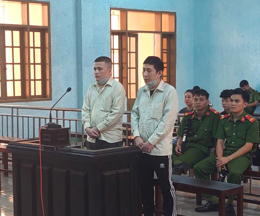 Bị cáo Nguyễn Thanh Hải (bìa trái) và Vũ Ngọc Linh tại phiên tòa. Ảnh: R'Ô HOK Bị cáo Nguyễn Thanh Hải (bìa trái) và Vũ Ngọc Linh tại phiên tòa. Ảnh: R'Ô HOK