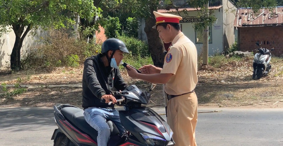 Lực lượng Cảnh sát Giao thông-Trật tự Công an huyện Ia Pa thường xuyên tuần tra, xử lý nghiêm các trường hợp vi phạm. Ảnh: R'Ô HOK Lực lượng Cảnh sát Giao thông-Trật tự Công an huyện Ia Pa thường xuyên tuần tra, xử lý nghiêm các trường hợp vi phạm. Ảnh: R'Ô HOK