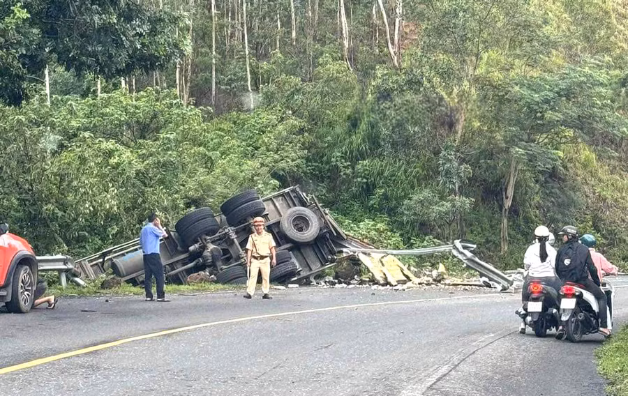 Hiện trường xảy ra vụ lật xe ô tô tải tại đèo Mang Yang. Ảnh: Người dân cung cấp Hiện trường xảy ra vụ lật xe ô tô tải tại đèo Mang Yang. Ảnh: Người dân cung cấp